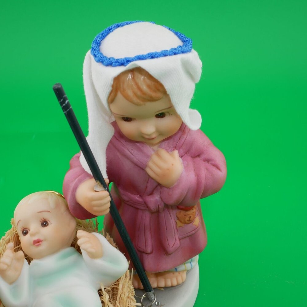 Nativity Figurine "Away In A Manger" By Ashton-Drake Galleries LE#1873 of 5000 - Picture 4 of 7